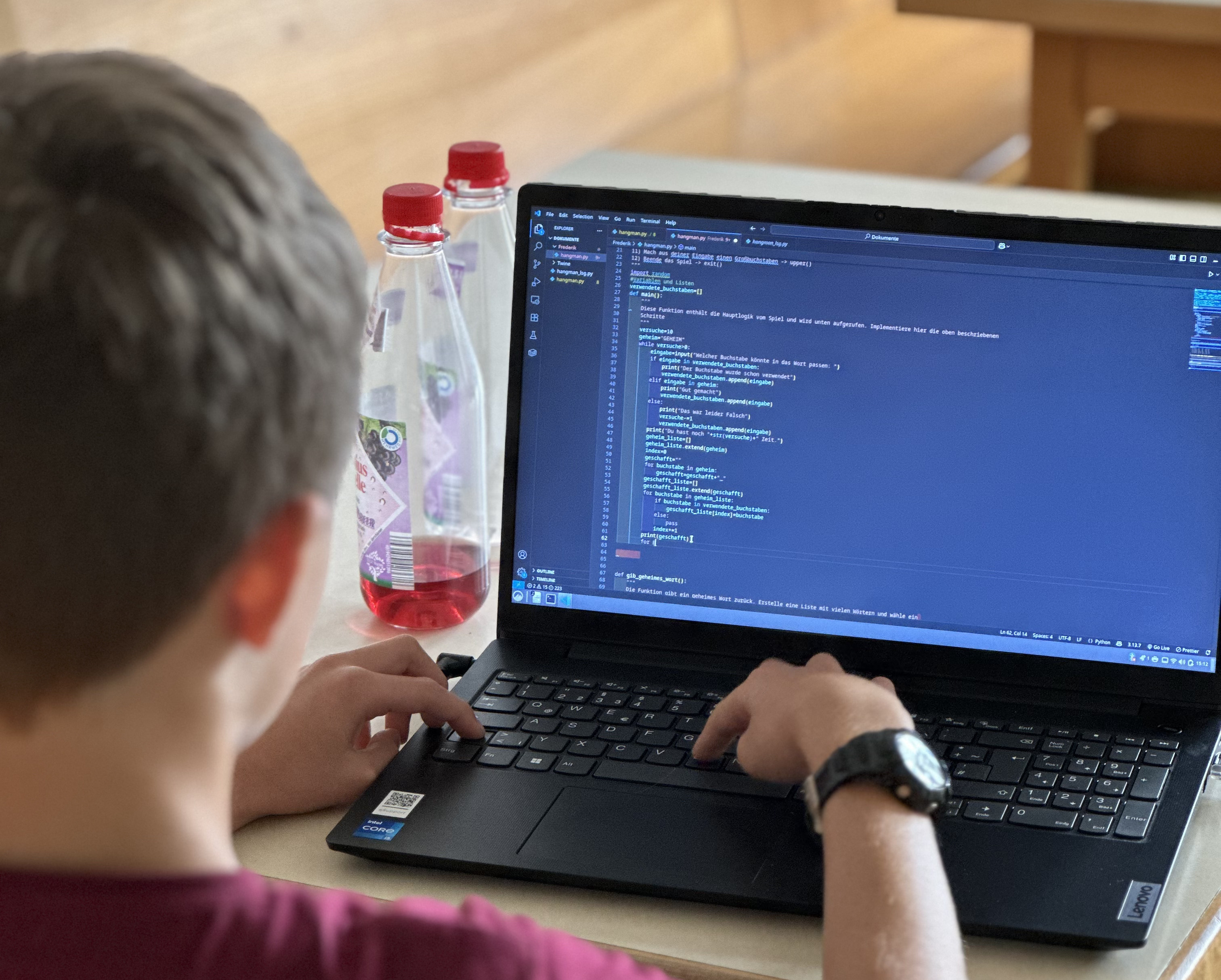 Kind beim Programmieren